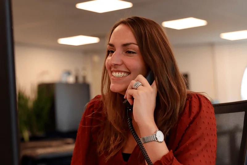 Eline aan de telefoon bij Fluxility