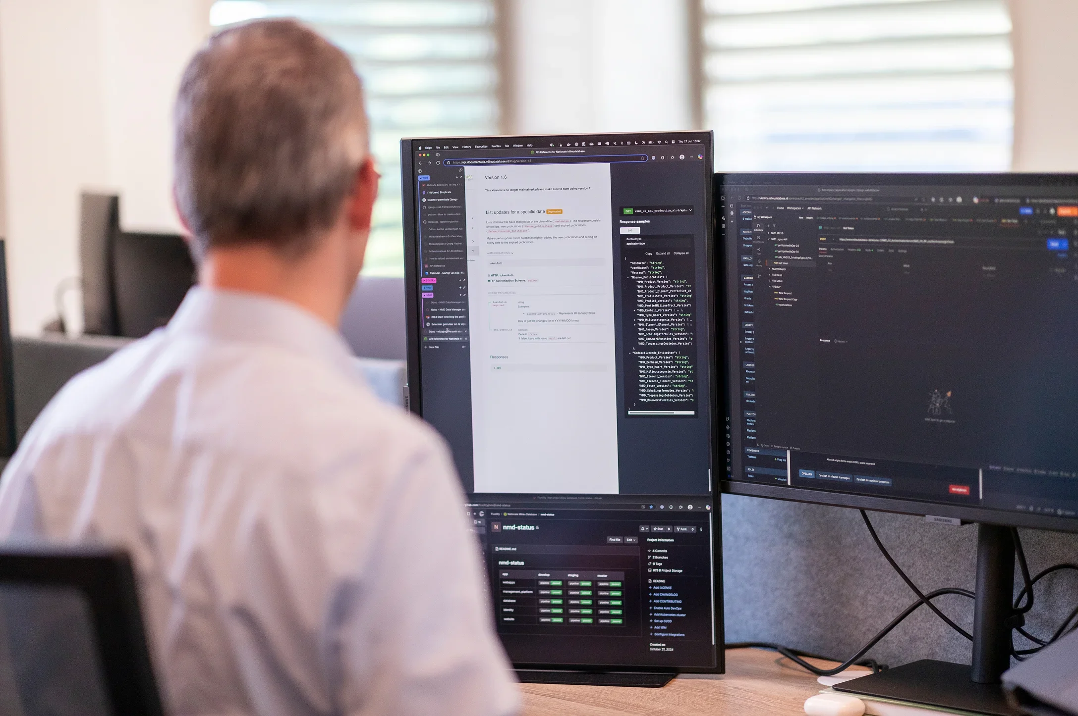 Senior developer Martijn achter computer voor database ontwikkeling