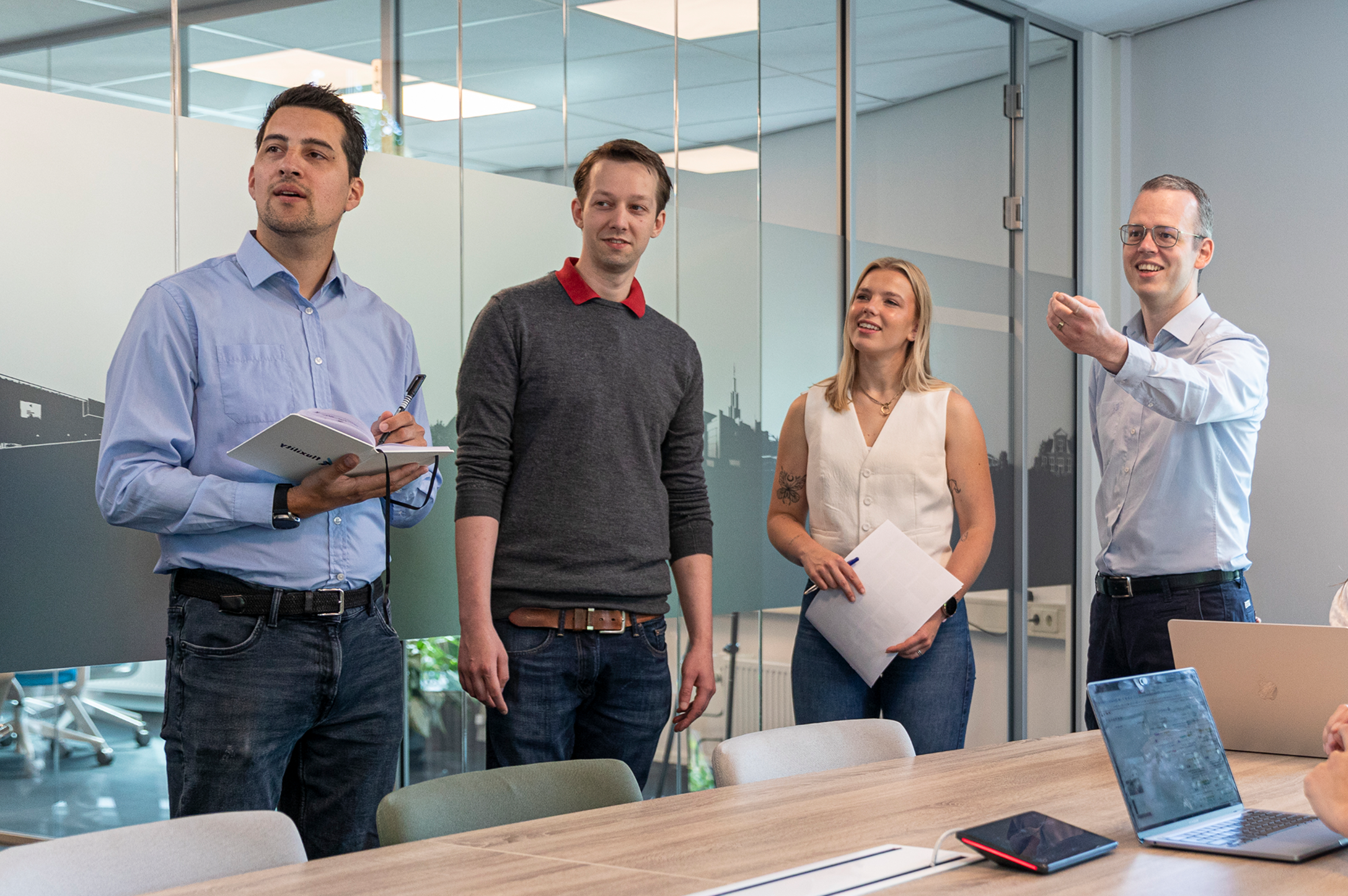 Raymond, Diederik Anouk en Martijn in Stand-up overleg