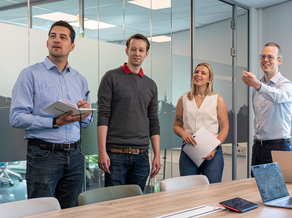 Raymond, Diederik Anouk en Martijn in Stand-up overleg
